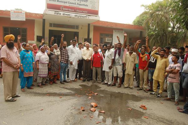 the struggle of municipal workers entered in the second day