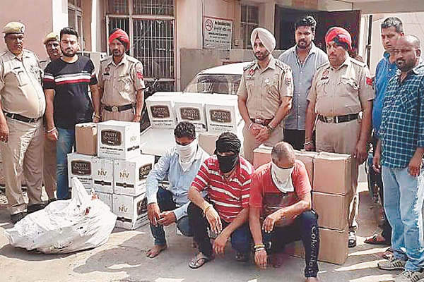 ਸਮੱਗਲਰਾਂ ਨਾਲ ਮਿਲ ਕੇ ਸ਼ਰਾਬ ਦੀ ਸਮੱਗਲਿੰਗ ਕਰ ਰਿਹਾ ਸੀ ਹੈੱਡ ਕਾਂਸਟੇਬਲ