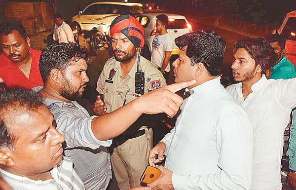 ਕਾਰਾਂ ਦੀ ਮਾਮੂਲੀ ਟੱਕਰ ਤੋਂ ਬਾਅਦ ਝਗੜਾ, ਸਿਵਲ ਹਸਪਤਾਲ ''ਚ ਵੀ ਹੰਗਾਮਾ