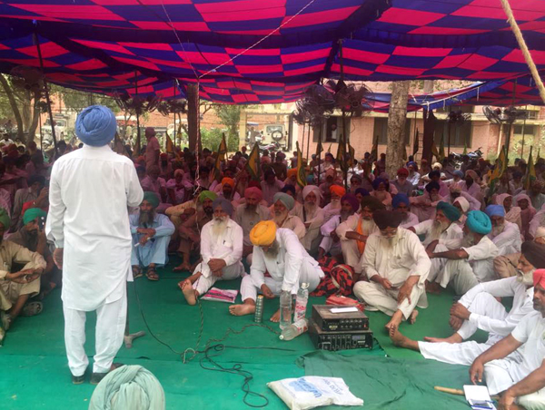 ਖੇਤੀਬਾਡ਼ੀ ਵਿਭਾਗ ਦੇ ਨਿੱਤ ਨਵੇਂ ਫਰਮਾਨਾਂ ਖਿਲਾਫ ਕਿਸਾਨਾਂ ਲਾਇਆ ਜਾਮ