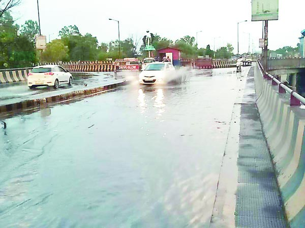 ਬਾਰਿਸ਼ ਨਾਲ ਮੌਸਮ ਹੋਇਆ ਸੁਹਾਵਣਾ, ਲੋਕਾਂ ਨੇ ਮਾਣਿਆ ਆਨੰਦ