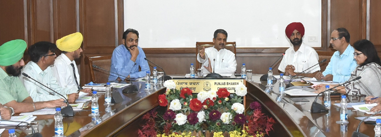 ਨੈਸ਼ਨਲ ਹਾਈਵੇ ਤੇ ਸੂਬੇ ਦੀਆਂ 10 ਹਜ਼ਾਰ ਕਿਲੋਮੀਟਰ ਪੇਂਡੂ ਸੜਕਾਂ ਨੂੰ ਹਰਿਆ-ਭਰਿਆ ਬਣਾਇਆ ਜਾਵੇਗਾ