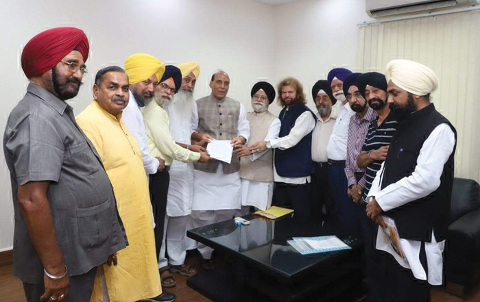 ਦੇਸ਼-ਵਿਦੇਸ਼ ''ਚ ਸਿੱਖਾਂ ਨਾਲ ਹੋ ਰਹੀ ਧੱਕੇਸ਼ਾਹੀ ਬਾਰੇ ਰਾਜਨਾਥ ਨੂੰ ਮਿਲੇ ਭੋਮਾ