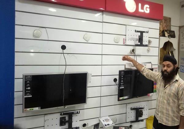 the thief who entered the electronic showroom