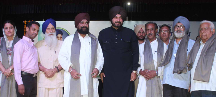 ਰੇਲਵੇ ਸਟੇਸ਼ਨ ਨੇੜੇ ਚੌਕ ''ਚ ਲੱਗੇਗਾ ਮਾ. ਤਾਰਾ ਸਿੰਘ ਦਾ ਯਾਦਗਾਰੀ ਬੁੱਤ : ਨਵਜੋਤ ਸਿੰਘ ਸਿੱਧੂ