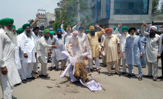 ਕਿਸਾਨ ਖੁਦਕੁਸ਼ੀਆਂ ਦਾ ਮਜ਼ਾਕ ਉਡਾਉਣ ਵਾਲੇ  ਆਗੂਅਾਂ ਦੇ ਪੁਤਲੇ ਫੂਕੇ
