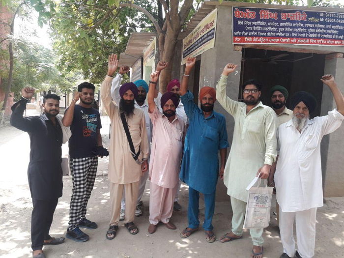 ਪਟਵਾਰੀ ਦੀ ਖਾਲੀ ਪਈ ਕੁਰਸੀ ਨੂੰ ਲੈ ਕੇ ਪਿੰਡ ਵਾਸੀਆਂ ਵੱਲੋਂ ਐੱਸ. ਡੀ. ਐੱਮ. ਦਫਤਰ ਅੱਗੇ ਨਾਅਰੇਬਾਜ਼ੀ