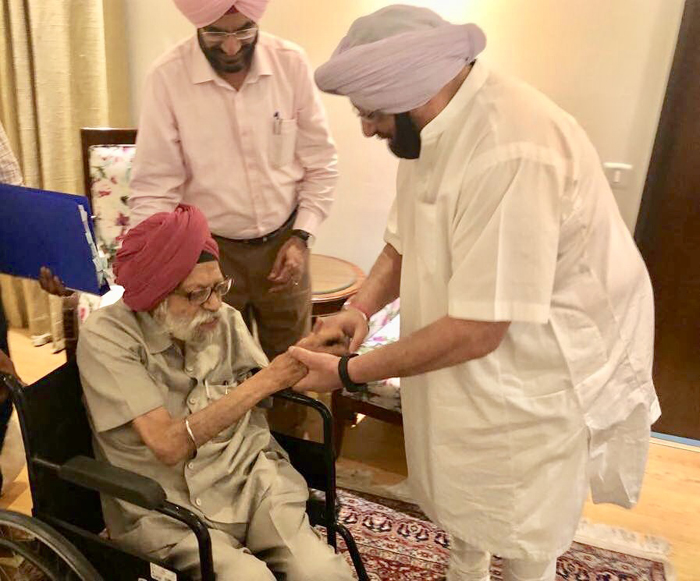 ਮੁੱਖ ਮੰਤਰੀ ਨੇ ਇਤਿਹਾਸਕਾਰ ਨੂੰ ਇਤਿਹਾਸ ਦੀਆਂ ਪਾਠ-ਪੁਸਤਕਾਂ ਨੂੰ ਅਪਡੇਟ ਕਰਨ ਲਈ ਕਿਹਾ