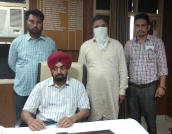 ਰਿਸ਼ਵਤ ਲੈਂਦਾ ਥਾਣੇਦਾਰ ਰੰਗੇ ਹੱਥੀਂ ਕਾਬੂ