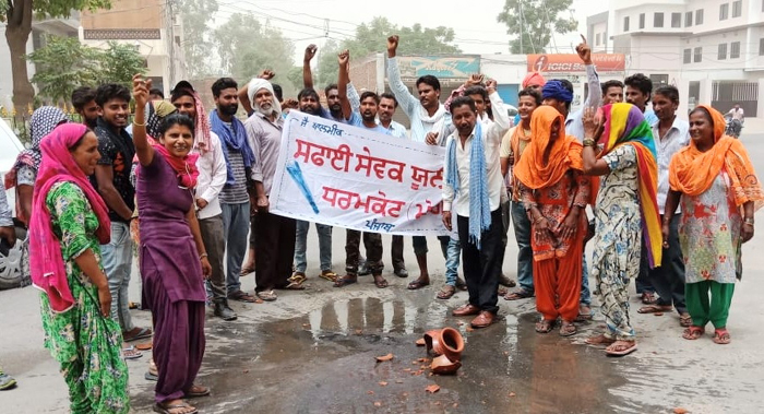 ਸਫਾਈ ਸੇਵਕ ਮੁਲਾਜ਼ਮਾਂ ਵੱਲੋਂ ਘਡ਼ਾ ਭੰਨ ਮੁਜ਼ਾਹਰਾ
