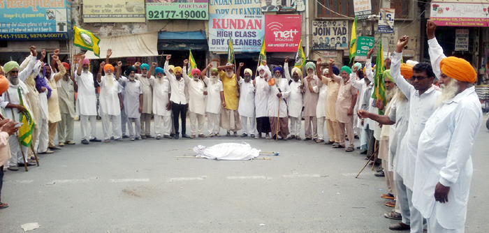 ਕਿਸਾਨਾਂ ਨੇ ਬਿਜਲੀ ਤੇ ਨਹਿਰੀ ਪਾਣੀ ਦੇ ਮਸਲੇ ਸਬੰਧੀ ਪੰਜਾਬ ਸਰਕਾਰ ਦੀਆਂ ਫੂਕੀਅਾਂ ਅਰਥੀਆਂ