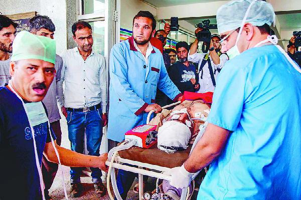 militants attack police in srinagar