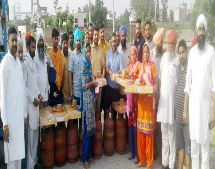 50 ਦੇ ਕਰੀਬ ਪਰਿਵਾਰਾਂ ਨੂੰ ਵੰਡੇ ਗੈਸ ਸਿਲੰਡਰ