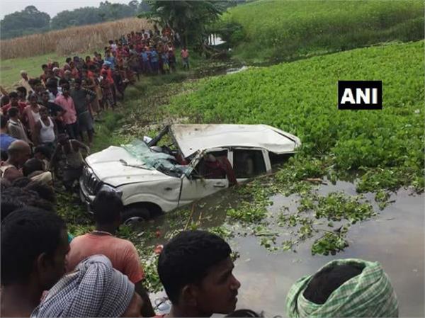 the car fell into the pond