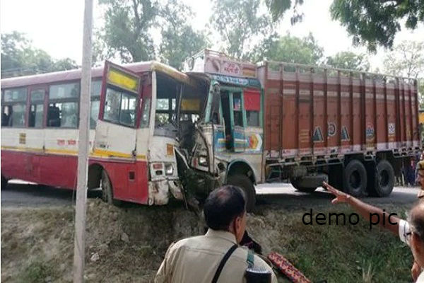 ਕੰਨੌਜ : ਬੱਸ ਅਤੇ ਟਰੱਕ ਦੀ ਆਪਸੀ ਟੱਕਰ ''ਚ ਇਕ ਦੀ ਮੌਤ, 11 ਜ਼ਖਮੀ