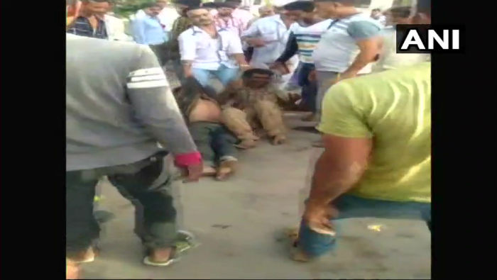 ਗੁਜਰਾਤ: ਵਾਇਰਲ ਆਡੀਓ ''ਤੇ ਭੀੜ ਦੀ ਦਰਿੰਦਗੀ, ਬੱਚਾ ਚੋਰੀ ਦੇ ਸ਼ੱਕ ''ਚ 2 ਭਿਖਾਰੀਆਂ ਨੂੰ ਮਾਰਿਆ
