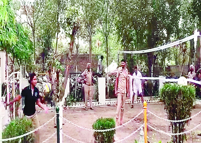 ਟਰਾਂਸਫਰ ਤੋਂ ਪਹਿਲਾਂ ਮਹਿਲਾ ਆਈ. ਪੀ. ਐੱਸ. ਨੇ ਥਾਣੇ ਨੂੰ ਬਣਾਇਆ ਖੇਡ ਦਾ ਮੈਦਾਨ