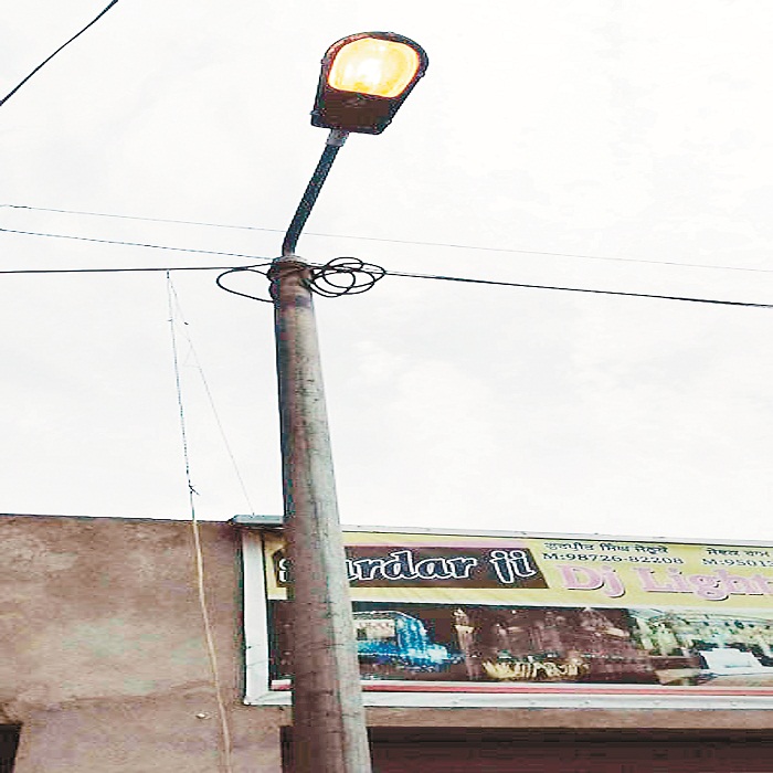 ਦਿਨੇ ਹੀ ਰੌਸ਼ਨੀ ਵੰਡਦੀਆਂ ਨੇ ਸਟਰੀਟ ਲਾਈਟਾਂ