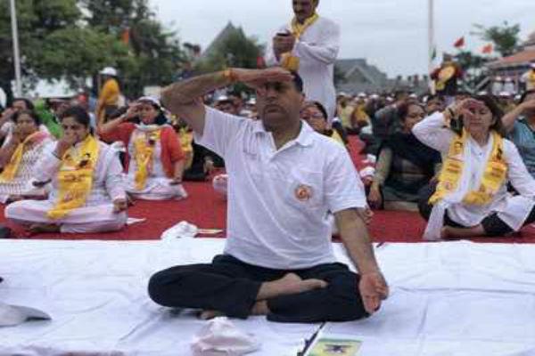 shimla cm jairam thakur performs yoga