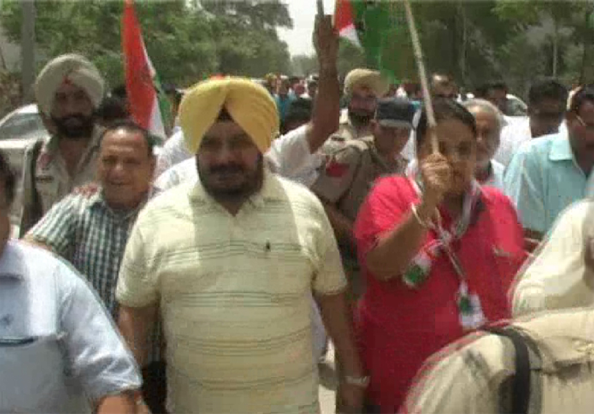 ਸੜਕਾਂ ''ਤੇ ਉੱਤਰੇ ਕਾਂਗਰਸੀ, ਧਰਮਸੌਤ ਨੇ ਫੂਕਿਆ ਮੋਦੀ ਦਾ ਪੁਤਲਾ