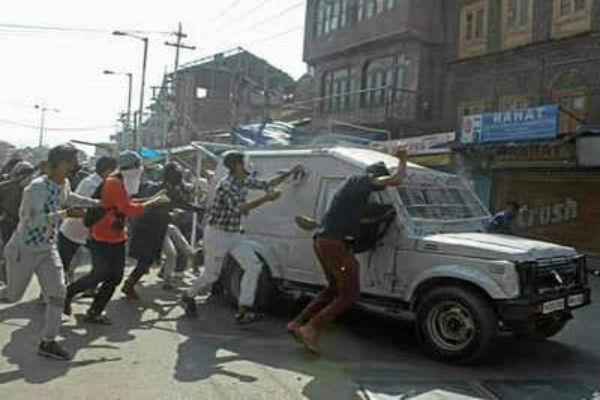 crpf jawans save themselves from stone pelting
