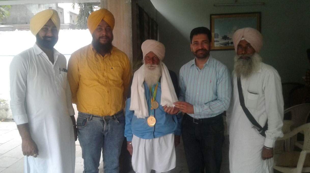 ਹਨੀ ਫੱਤਣਵਾਲਾ ਵਲੋਂ ਸੋਨਾ ਤਗਮਾ ਜੇਤੂ ਇੰਦਰ ਸਿੰਘ ਦਾ ਸਨਮਾਨ