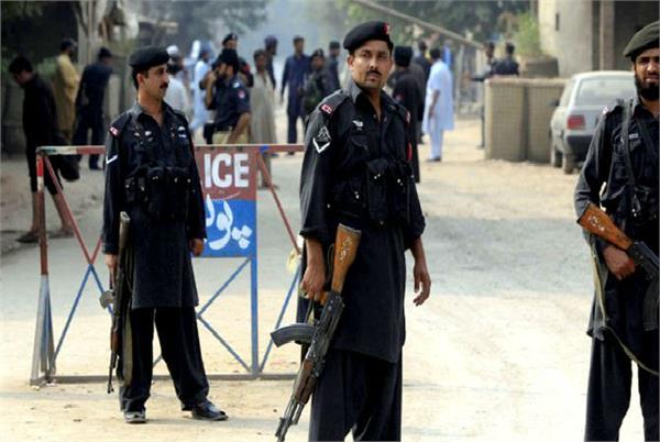 pakistan gunmen firing police officer  s car