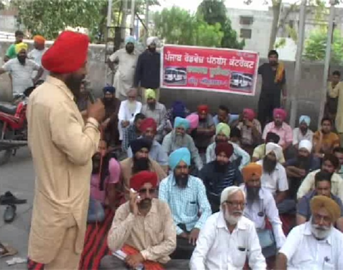 ਅੰਮ੍ਰਿਤਸਰ ''ਚ ਪਨਬੱਸ ਤੇ ਰੋਡਵੇਜ਼ ਬੱਸਾਂ ਦੇ ਡਰਾਈਵਰਾਂ ਤੇ ਕੰਡਕਟਰਾਂ ਕੀਤੀ ਹੜਤਾਲ
