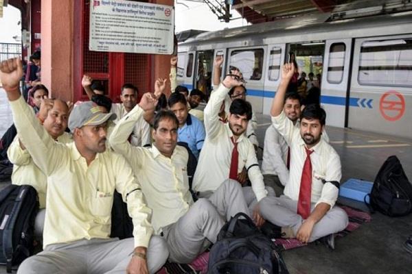 delhi metro service  9 000 employees strike
