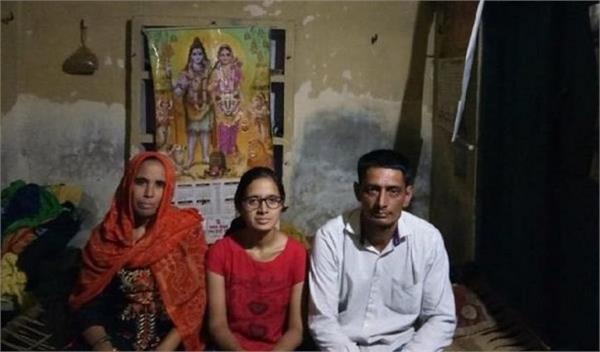 tea sellers daughter gets scholarship of rs 3 8 crore