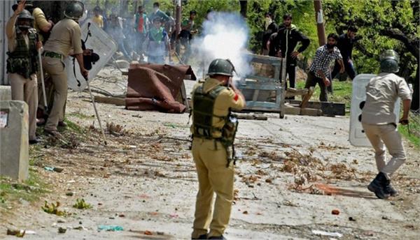 security forces a crowd of pirates  one death