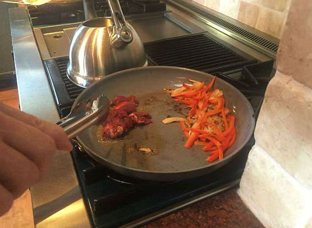 ਖੁਦ ਪਕਾਇਆ ਆਪਣਾ ਪੈਰ 'ਤੇ ਫਿਰ ਖੁਆਇਆ ਦੋਸਤਾਂ ਨੂੰ