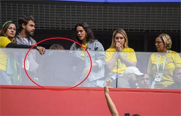 naymar  s sister fell asleep at the match