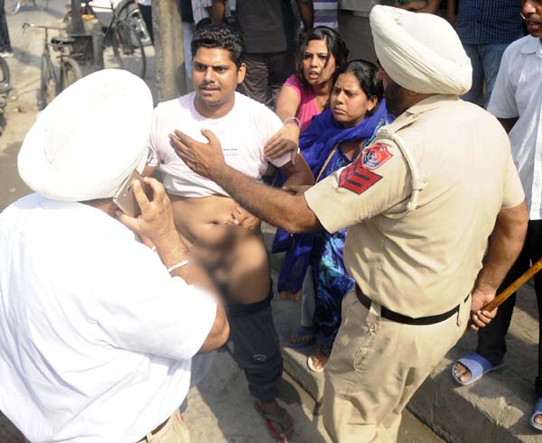 ਨਾਜਾਇਜ਼ ਕਬਜ਼ੇ ਹਟਾਉਣ ਗਈ ਨਿਗਮ  ਟੀਮ  ਸਾਹਮਣੇ  ਨੰਗਾ ਹੋਇਆ ਦੁਕਾਨਦਾਰ