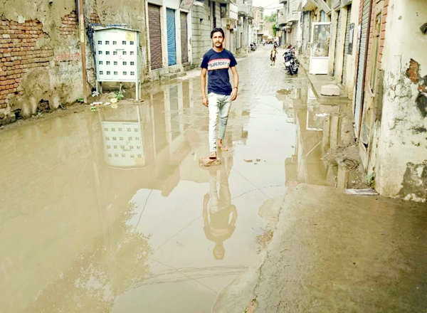 ਬਸਤੀ ਭੱਟੀਆਂ ਦੀ ਵਾਲਮੀਕਿ ਰੋਡ ’ਤੇ ਪਈ ਗੰਦਗੀ ਤੇ ਖੜ੍ਹੇ ਗੰਦੇ ਪਾਣੀ ਕਾਰਨ ਲੋਕਾਂ ’ਚ ਹਾਹਾਕਾਰ