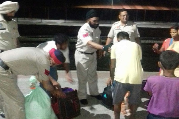 ਹਾਈ ਅਲਰਟ ਦੇ ਮੱਦੇਨਜ਼ਰ ਰਾਤ ਨੂੰ ਰੇਲਵੇ ਪੁਲਸ ਨੇ ਕੀਤੀ ਸਟੇਸ਼ਨ ’ਤੇ ਚੈਕਿੰਗ