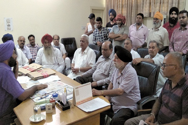 ਪਾਰਕਿੰਗ ਦੇ ਠੇਕੇਦਾਰ ਦੀ ਧੱਕੇਸ਼ਾਹੀ ਵਿਰੁੱਧ ਆਡ਼੍ਹਤੀਆਂ ਮਾਰਕੀਟ ਕਮੇਟੀ ਦੇ ਸਕੱਤਰ ਨੂੰ ਘੇਰਿਆ