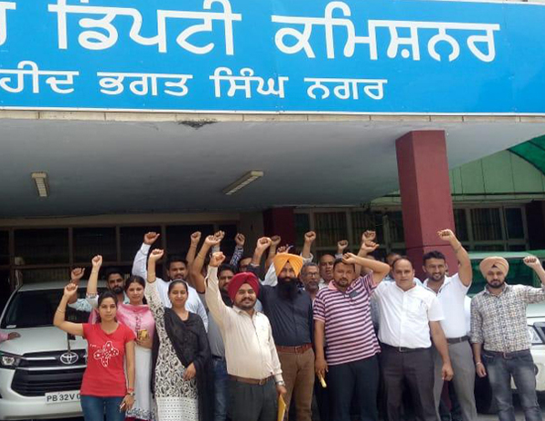 ਪੁਰਾਣੀ ਪੈਨਸ਼ਨ ਬਹਾਲ ਕਰਨ ਦੀ ਮੰਗ ਨੂੰ ਲੈ ਕੇ ਸੀ. ਪੀ. ਐੱਫ. ਕਰਮਚਾਰੀਆਂ ਵੱਲੋਂ  ਨਾਅਰੇਬਾਜ਼ੀ