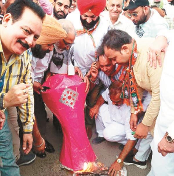 bjp leaders captain  s effigy