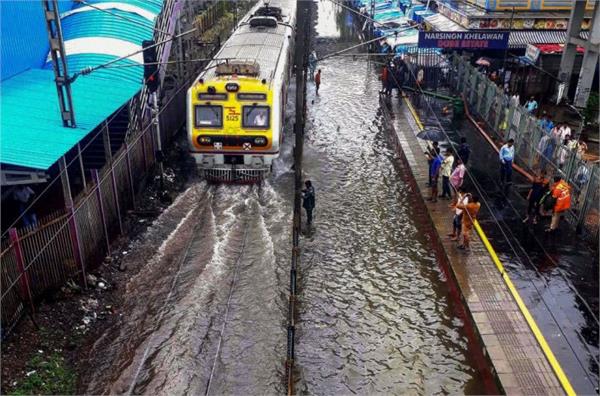 due to rain 90 trains canceled in mumbai