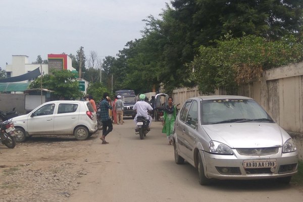 ਡਰਾਈਵਿੰਗ ਟੈਸਟ ਸੈਂਟਰ ਦੇ ਬਾਹਰ ਗੱਡੀਆਂ ਦੀ ਭੀਡ਼ ਲੱਗਣ ਕਾਰਨ ਮੁਹੱਲਾ ਵਾਸੀਆਂ ਕੀਤਾ ਰੋਸ-ਪ੍ਰਦਰਸ਼ਨ