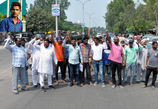 ਕੁੱਟ-ਮਾਰ ’ਚ ਜ਼ਖਮੀ ਨੌਜਵਾਨ ਦੀ ਮੌਤ ਤੋਂ ਭਡ਼ਕੇ ਮਾਪੇ ਰੋਸ ਮਾਰਚ ਕਰ ਕੇ ਸੰਗਰੂਰ ਰੋਡ ਕੀਤੀ ਜਾਮ