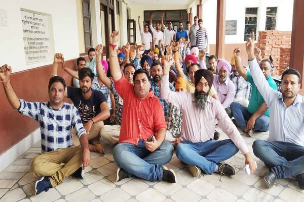 ਬੇਰੋਜ਼ਗਾਰ ਲਾਈਨਮੈਨ ਯੂਨੀਅਨ ਵੱਲੋਂ ਮੰਗਾਂ ਸਬੰਧੀ ਨਾਅਰੇਬਾਜ਼ੀ