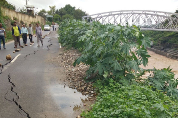 ਪਠਾਨਕੋਟ-ਹਿਮਾਚਲ ਸਿਵਲ ਏਅਰਪੋਰਟ ਰੋਡ ਨੁਕਸਾਨਿਆ, ਖਤਰਾ ਮੰਡਰਾਇਆ