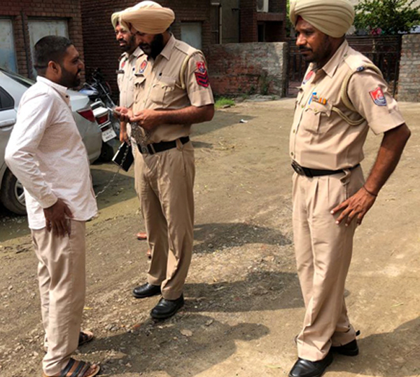 ਜਾਅਲੀ ਦਸਤਾਵੇਜ਼ ਤਿਆਰ ਕਰਨ ਤੇ ਬਲੈਕਮੇਲ ਕਰਨ ਵਾਲਾ ਕਾਬੂ