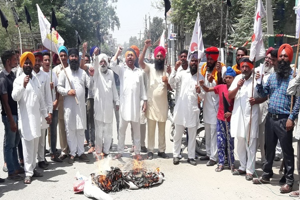 ਪੁਲਸ ਥਾਣੇ ਅੱਗੇ ਕੈਪਟਨ ਸਰਕਾਰ ਦੀ ਅਰਥੀ ਫੂਕੀ