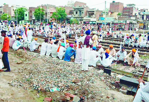 ਕਿਸਾਨਾਂ ਨੇ ਦਿੱਲੀ-ਜਲੰਧਰ-ਲੁਧਿਆਣਾ ਰੇਲ ਟਰੈਕ ਕੀਤਾ ਜਾਮ