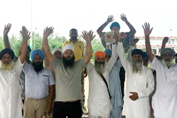 ਕਿਸਾਨਾਂ ਨੇ ਲੱਕਡ਼ ਮੰਡੀ ’ਚ ਪ੍ਰਸ਼ਾਸਨ ਵਿਰੁੱਧ ਕੀਤੀ ਜੰਮ ਕੇ ਨਾਅਰੇਬਾਜ਼ੀ