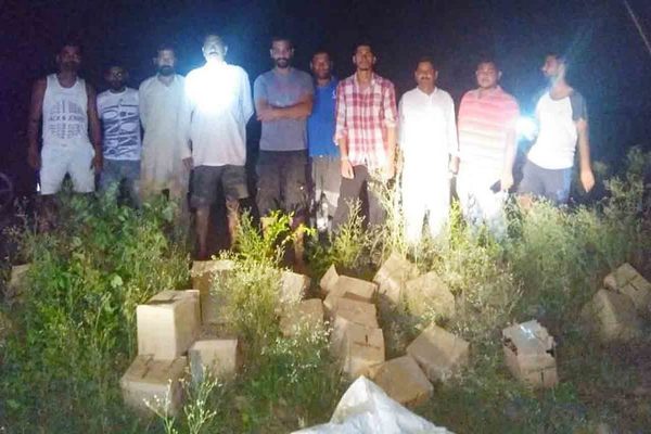 ਸਡ਼ਕ ਕੰਢਿਓਂ 25 ਪੇਟੀਅਾਂ ਨਾਜਾਇਜ਼ ਸ਼ਰਾਬ ਬਰਾਮਦ