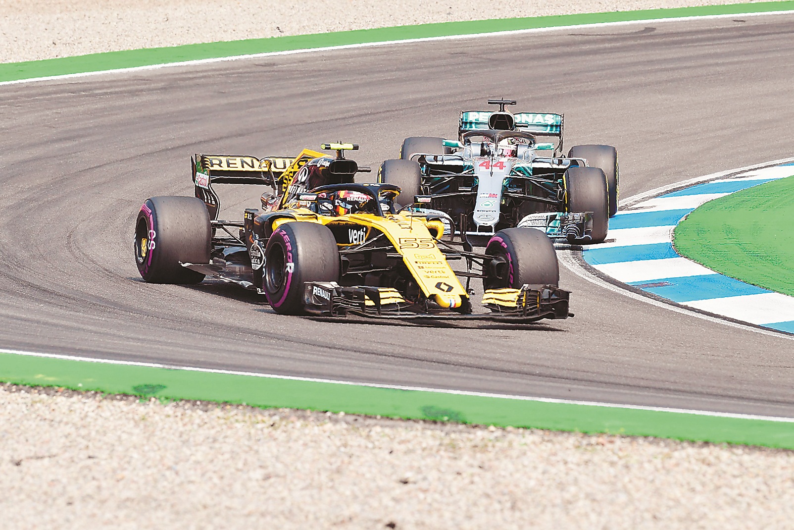 ਵੇਟਲ ਰੇਸ ਤੋਂ ਹੋਏ ਬਾਹਰ, ਹੈਮਿਲਟਨ ਨੇ ਕੀਤੀ ਸ਼ੂਮਾਕਰ ਦੀ ਬਰਾਬਰੀ